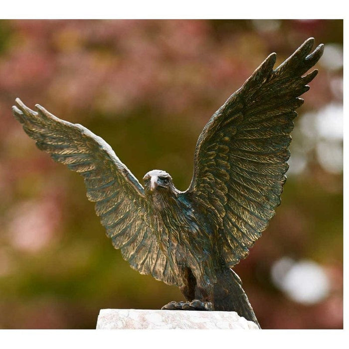 FOUDEBASSIN.COM Roter Milan mit Flügel offen 270049900 88877