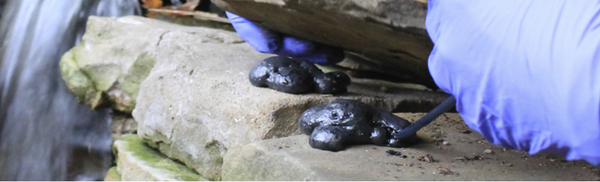 ¿Cómo pegar las piedras de mi cascada de estanque?