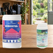 Mise en scène illustrative — PACK Biobooster+ 12m³ + Bactogen 12m³  — Deux produits du pack, conditionnements indiqués sur les étiquettes