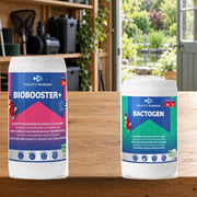 Mise en scène illustrative — PACK Biobooster+ 24m³ + Bactogen 24m³  — Deux produits du pack, conditionnements indiqués sur les étiquettes