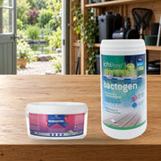 Mise en scène illustrative — PACK Biobooster+ 40m³ + Bactogen 40m³  — Deux produits du pack, conditionnements indiqués sur les étiquettes