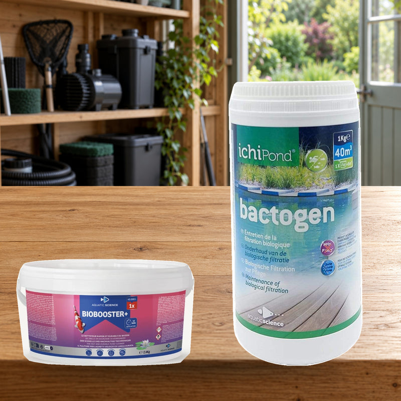 Mise en scène illustrative — PACK Biobooster+ 40m³ + Bactogen 40m³  — Deux produits du pack, conditionnements indiqués sur les étiquettes