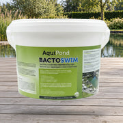 Mise en scène illustrative — Aquipond BactoSwim Bactéries pour Piscine Naturelle – 5Kg – Favorise un environnement équilibré pour limiter naturellement la présence d’algues et de vase – Convient aux piscines de 25 à 50 m²