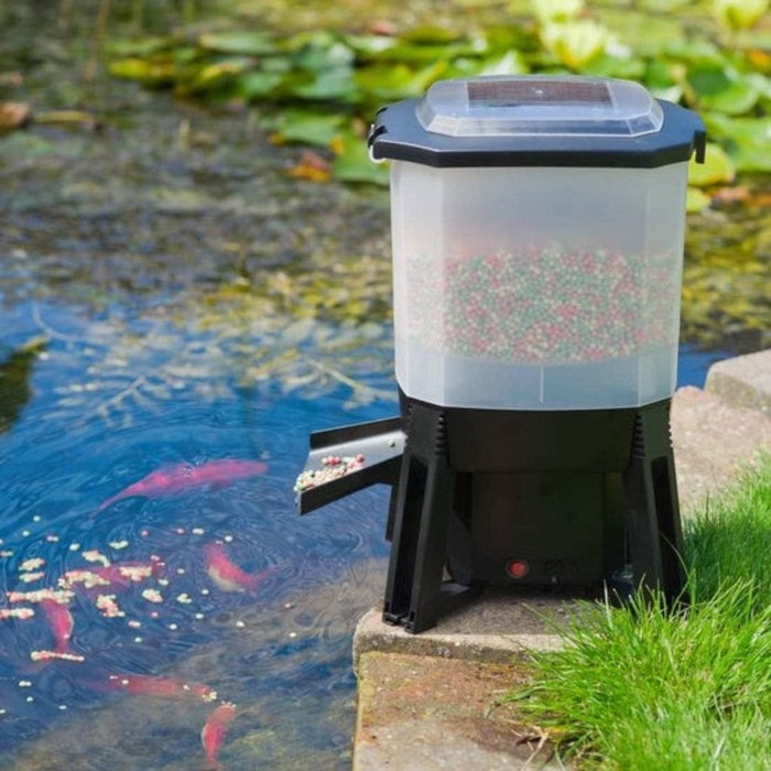 FOUDEBASSIN.COM Distributeur automatique de nourriture pour poissons - énergie solaire (batterie 2200 mAh), réservoir 6 l, taille aliments 3-10 mm, intervalle d'alimentation : 1 à 6 ration(s)/jour avec réglage jusqu'à 20 sec., distribution nourriture horizontale à 120? a 8711465561006 1356100