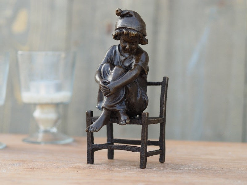 Fille Assise Sur Chaise — AN1217BR-B