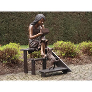 Fille Sur L'Escalier — B1122