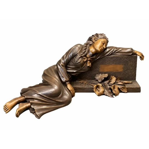 Femme allongée sur une pierre tombale — B1124