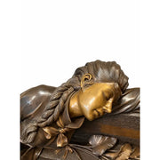 Femme allongée sur une pierre tombale — B1124