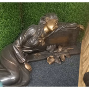 Femme allongée sur une pierre tombale — B1124