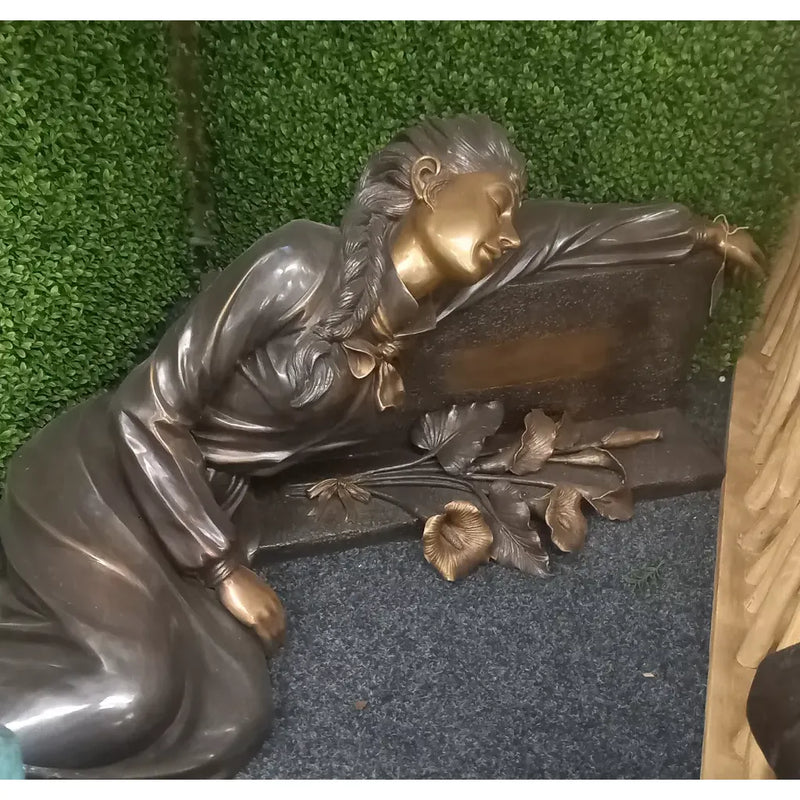Femme allongée sur une pierre tombale — B1124