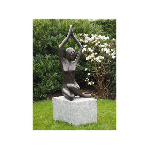 Femme Moderne Avec Les Mains En Haut — B1250