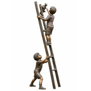 2 Enfants Sur Echelle Avec Chat — B1289