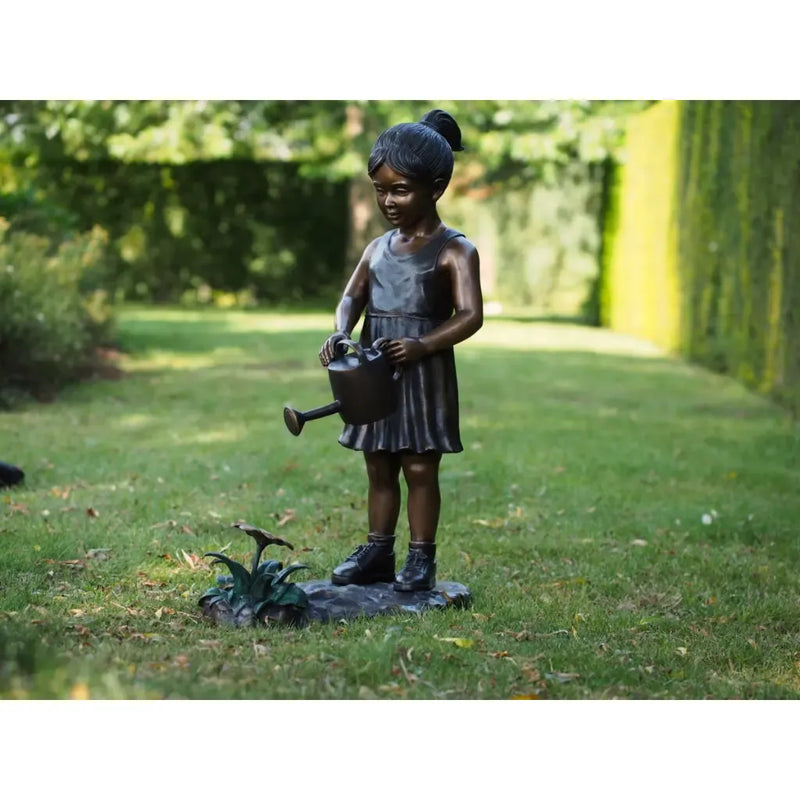 Fille avec un arrosoir — B1479