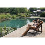 Femme sur une chaise de plage — B1497