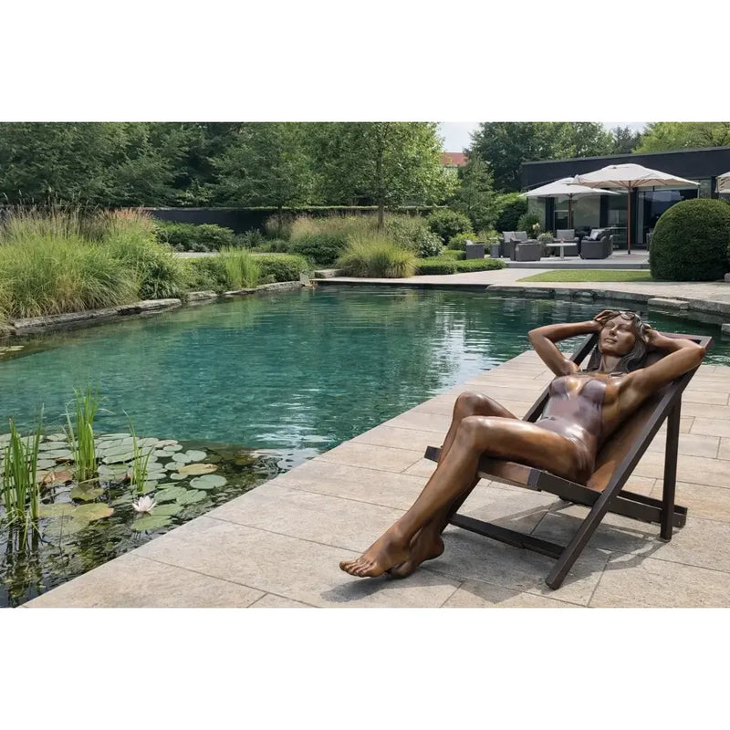 Femme sur une chaise de plage — B1497