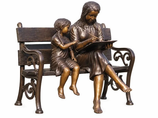2 sœurs dessinant sur un banc — B1508