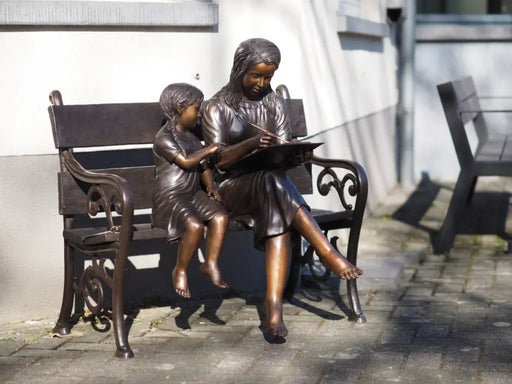 2 sœurs dessinant sur un banc — B1508