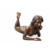 Jeune fille allongée en maillot de bain — B1557