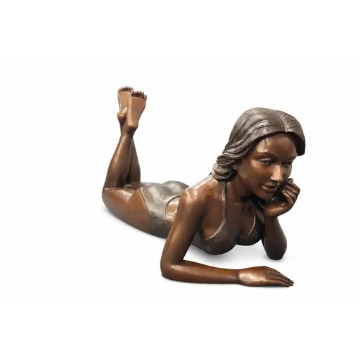 Jeune fille allongée en maillot de bain — B1557