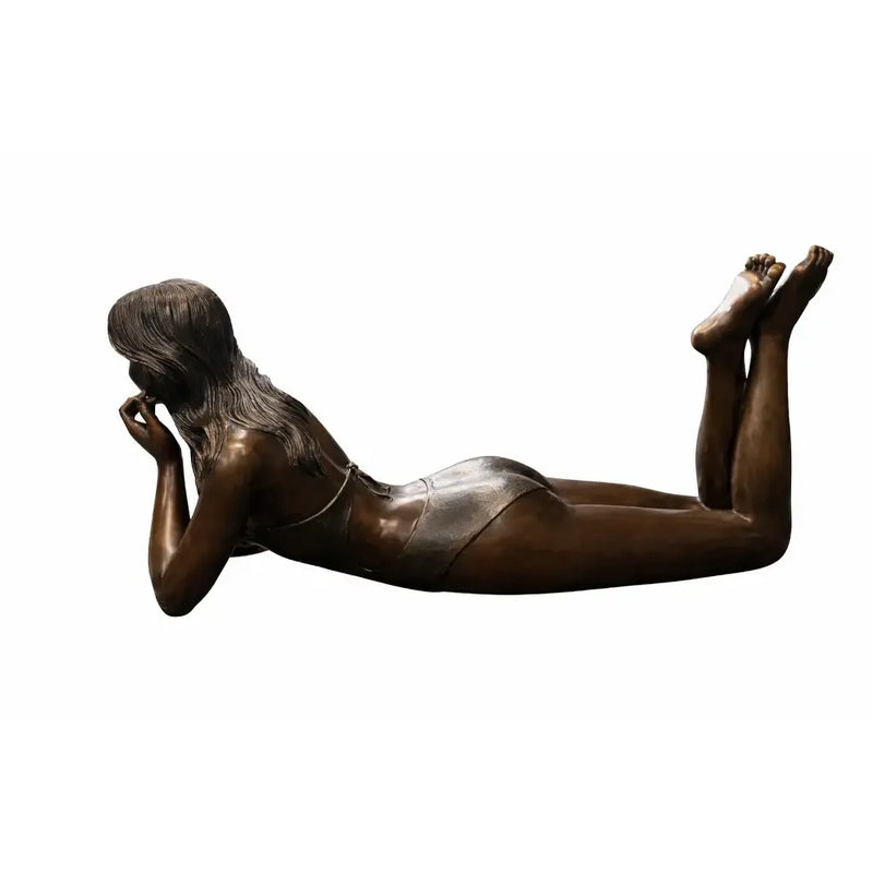 Jeune fille allongée en maillot de bain — B1557