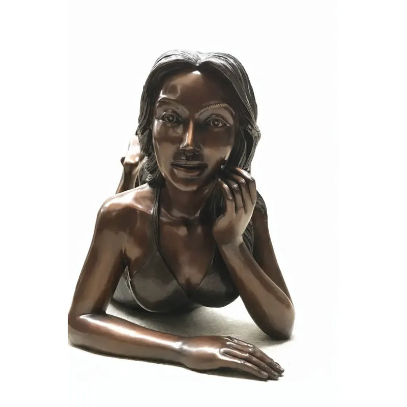 Jeune fille allongée en maillot de bain — B1557