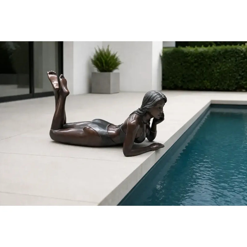 Jeune fille allongée en maillot de bain — B1557