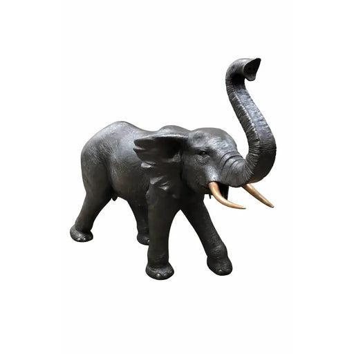 Éléphant avec la trompe vers l’avant — B1560