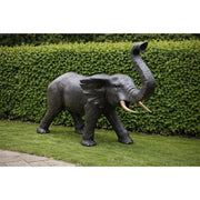 Éléphant avec la trompe vers l’avant — B1560