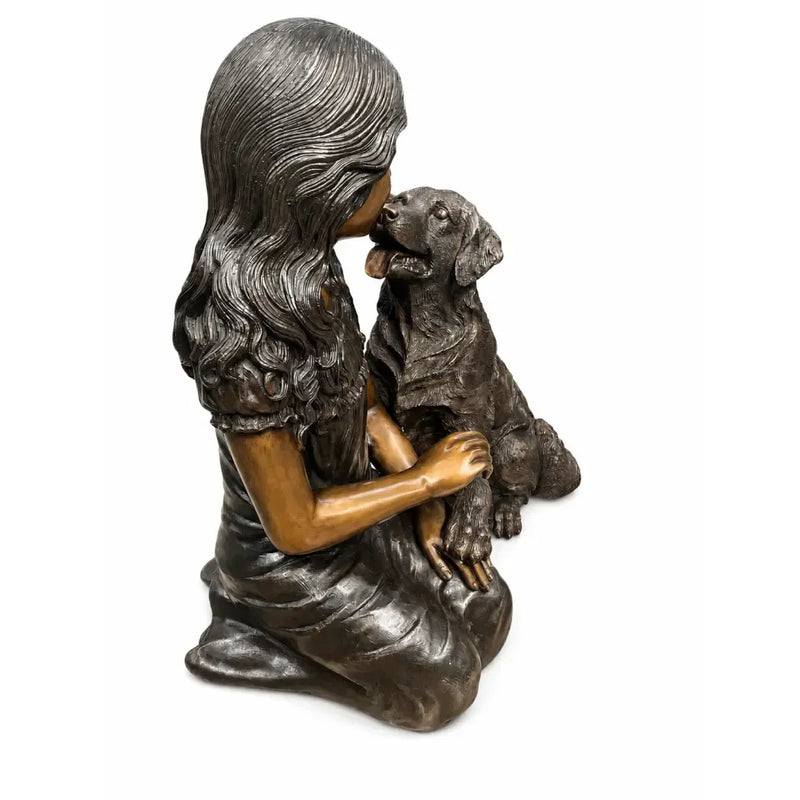 Une fille assise avec un chien. — B1573