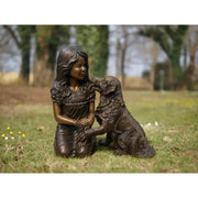 Une fille assise avec un chien. — B1573