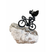Un homme avec des ailes sur un vélo — B1577