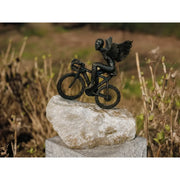 Un homme avec des ailes sur un vélo — B1577