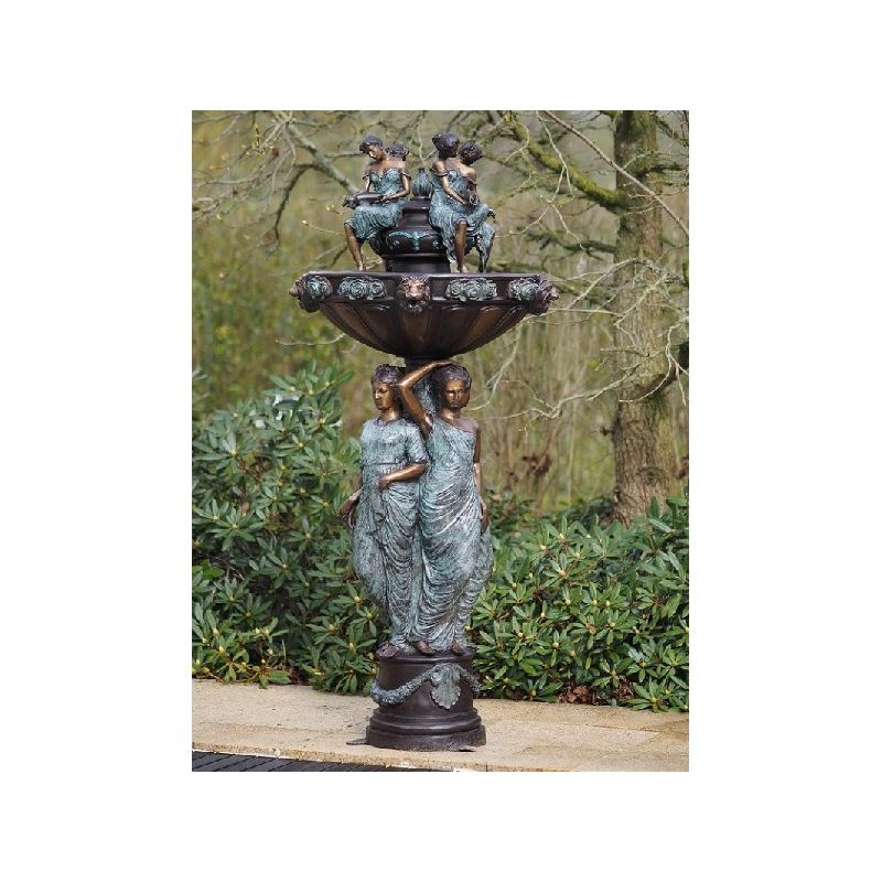Fontaine Avec 3 Femmes — B47014