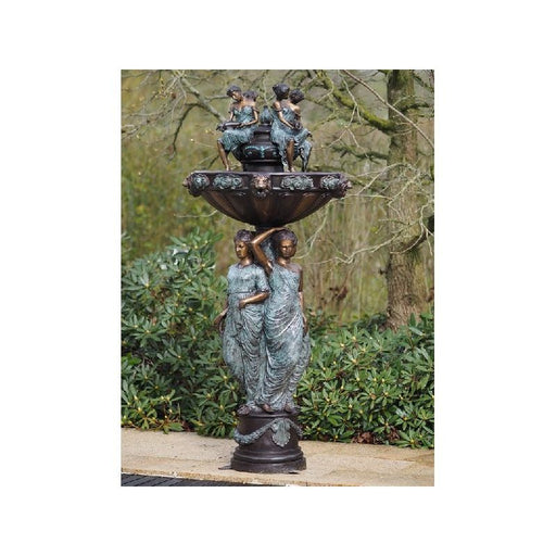Fontaine Avec 3 Femmes — B47014