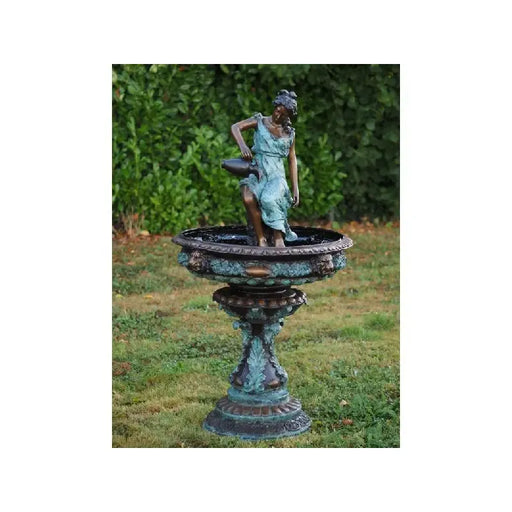 Fontaine Femme Avec Cruchon — B52290
