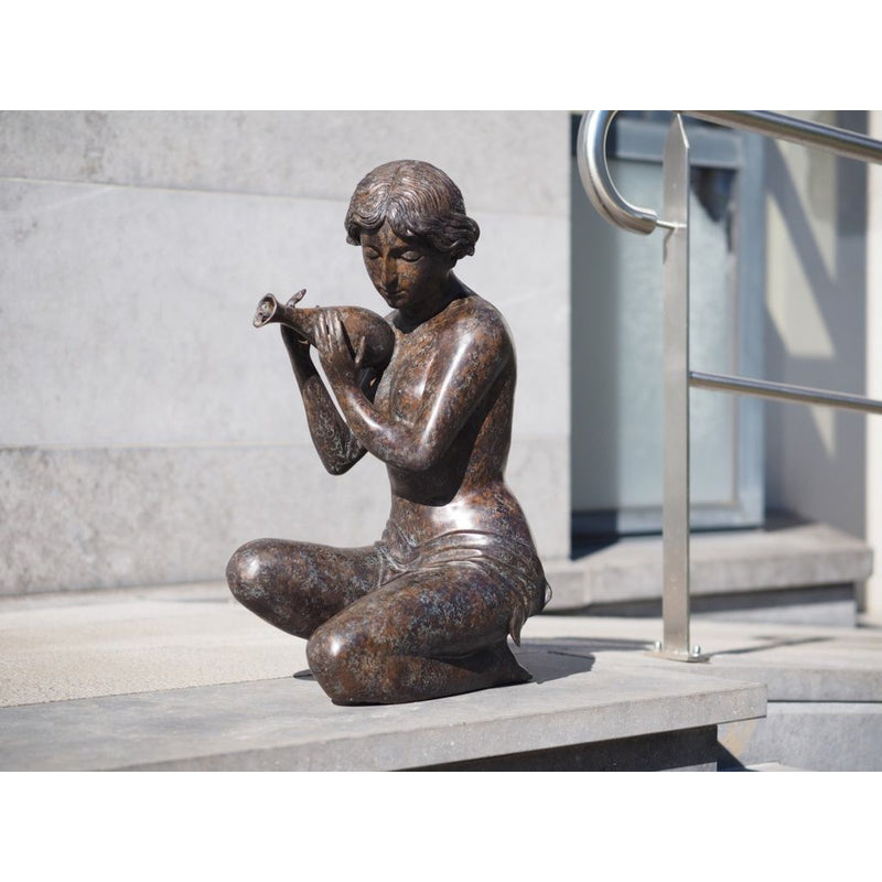 Femme agenouillée avec une cruche (fontaine) — B54011