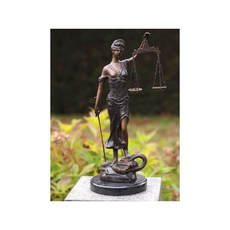 Petite Femme Justice — B54026