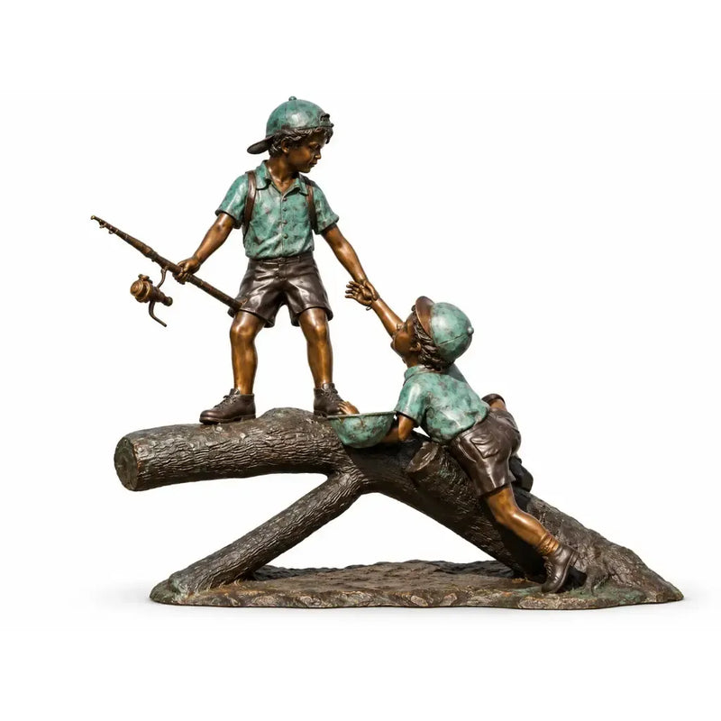 Garçons pêchant sur tronc d'arbre — B57205