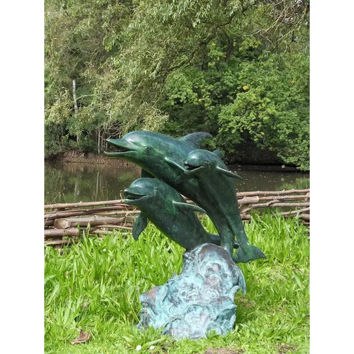 Fontaine Aux 3 Dauphins — B586