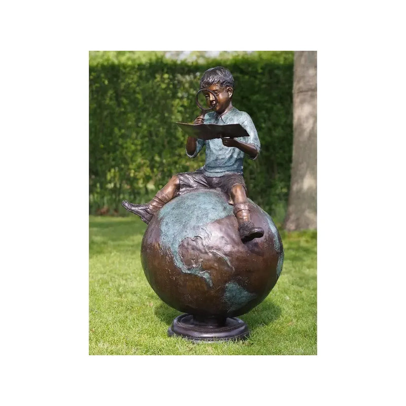 Garçon Assis Sur Globe — B59480