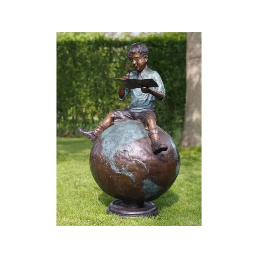 Garçon Assis Sur Globe — B59480
