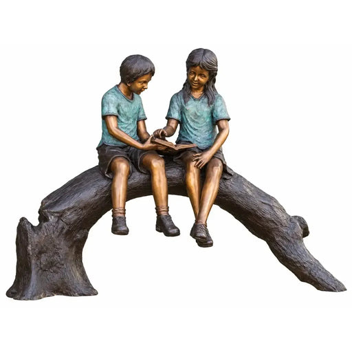 Garçon Et Fille Sur Un Tronc — B74440