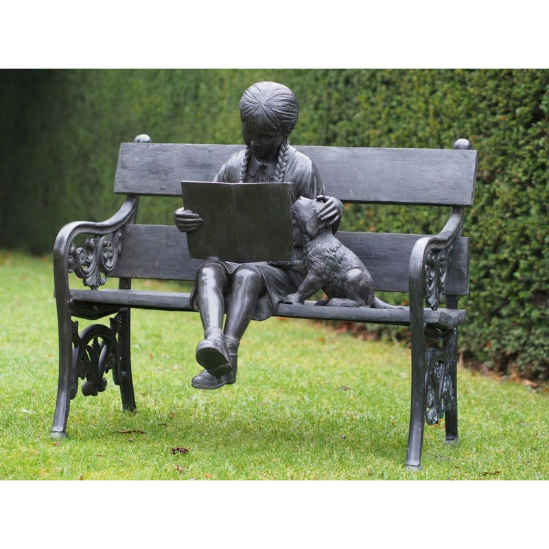 Fille Assise Avec Chien Sur Etabli — B810