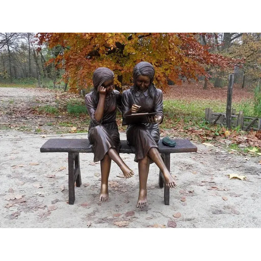 2 Filles Assises Sur Etabli — B839