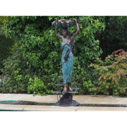 Femme Avec Coquille Fontaine — B84059