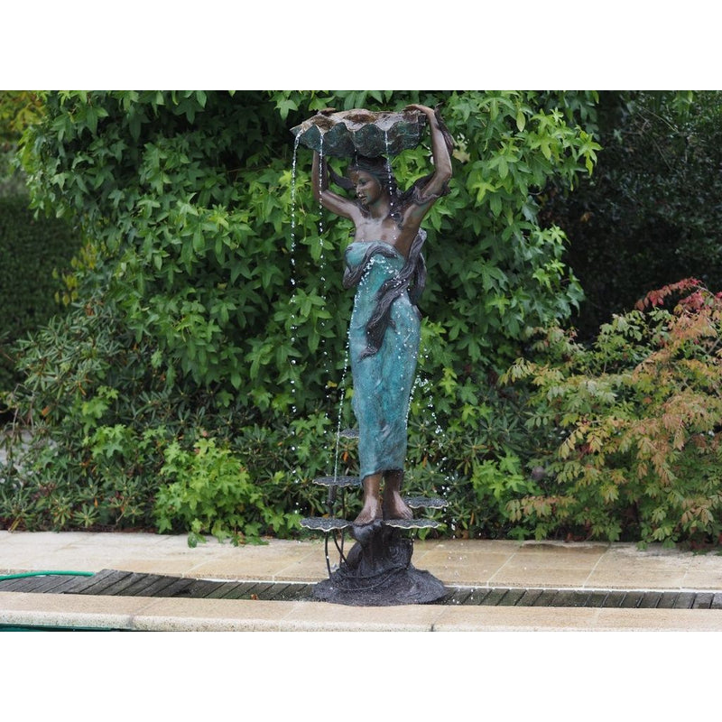 Femme Avec Coquille Fontaine — B84059