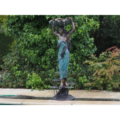 Femme Avec Coquille Fontaine — B84059