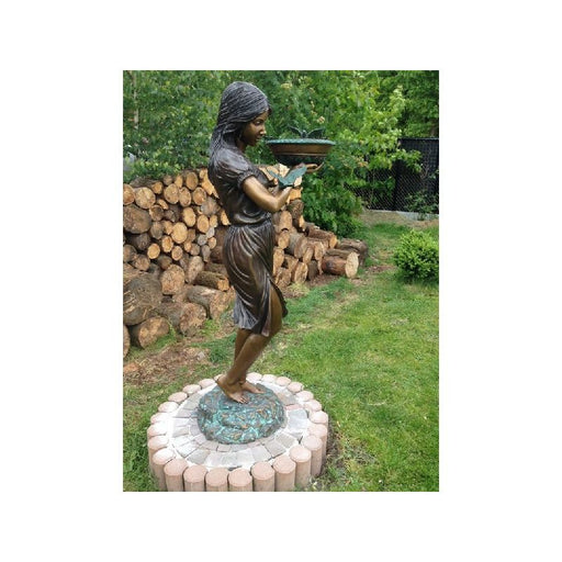 Femme Debout Avec Plateau / Fontaine — B851