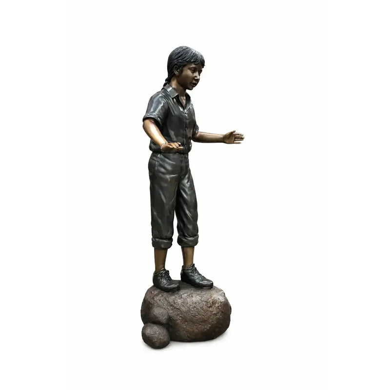 Fille sur un rocher — B881-2