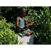 Fille lisant avec chat — B94668